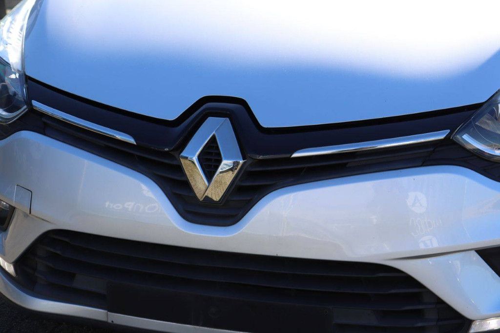 Passenger car Renault Clio Petrol 90 hp 2018 (Margin)