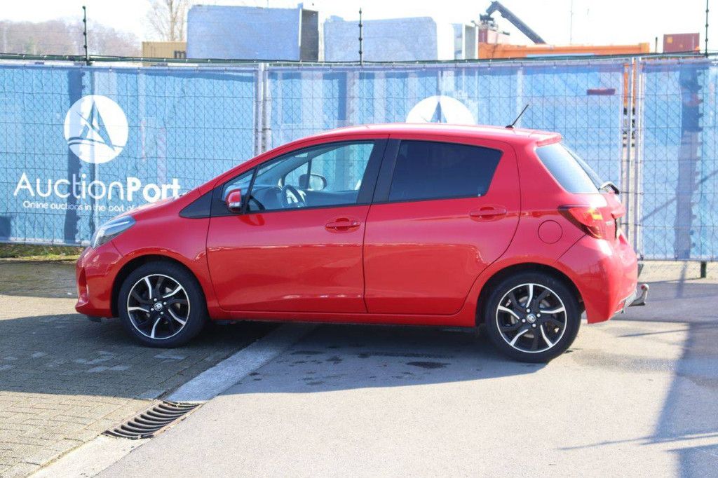 Passenger car Toyota Yaris Petrol 99 hp 2016 (Margin)