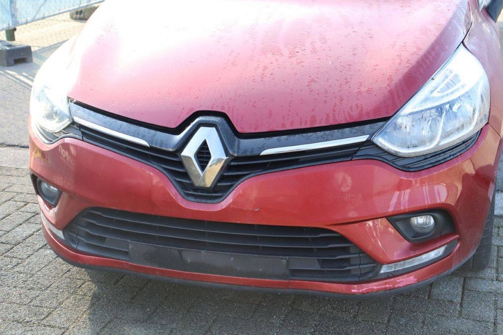 Passenger car Renault Clio Petrol 90 hp 2019 (Margin)