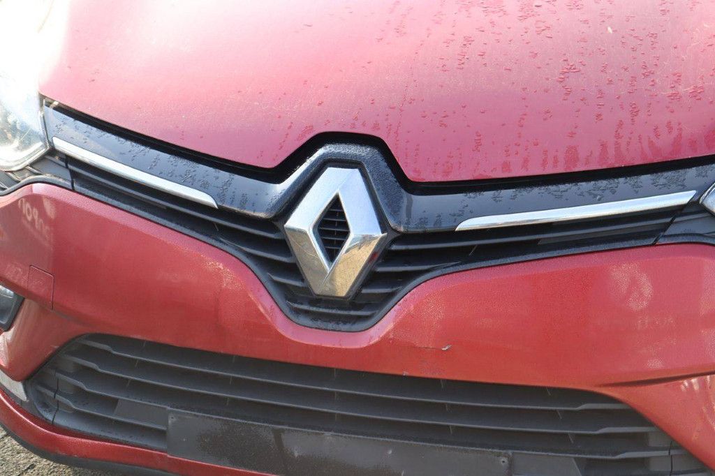 Passenger car Renault Clio Petrol 90 hp 2019 (Margin)
