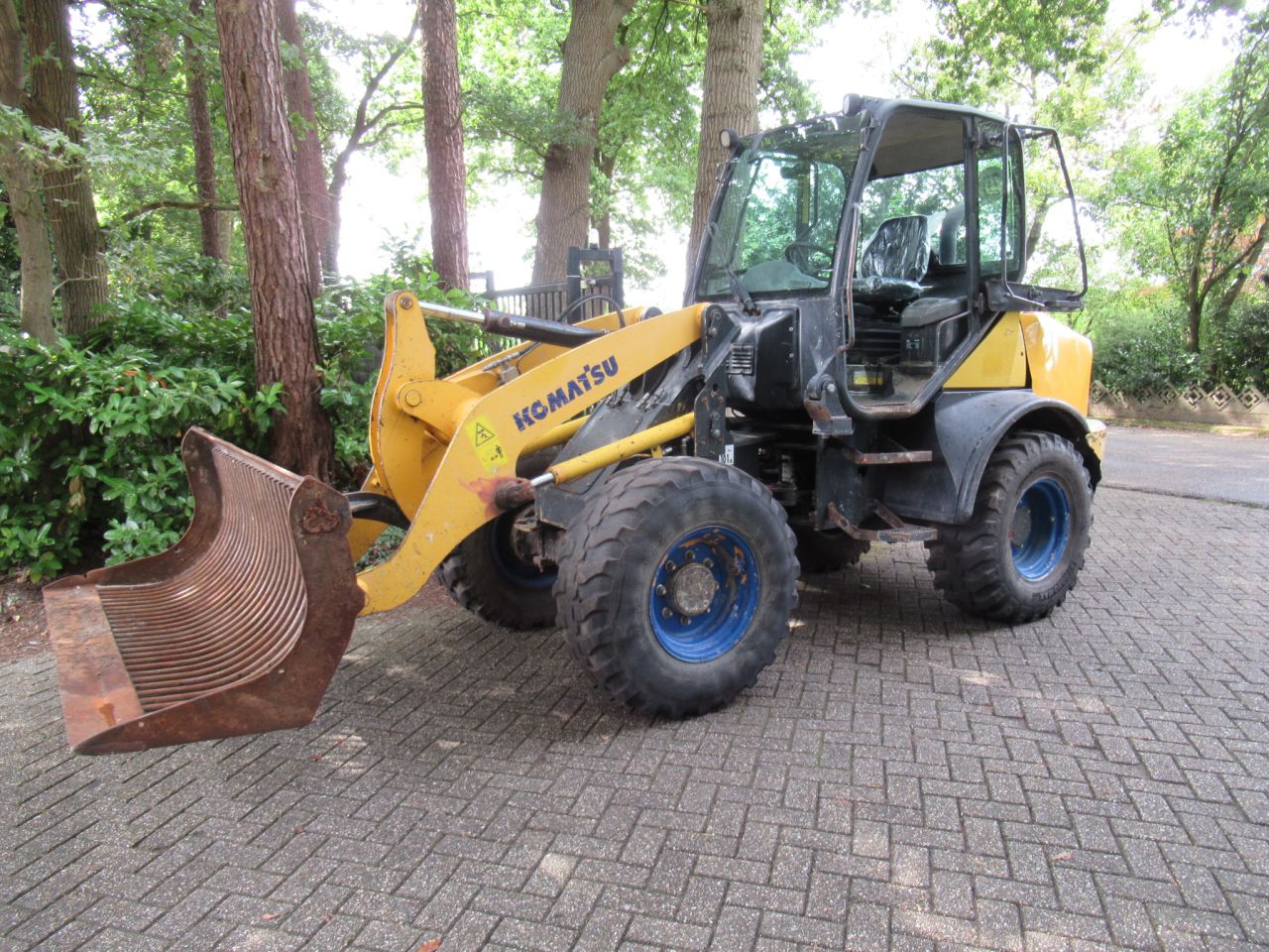 KOMATSI WA80 MET PUINBAK GOEDE BANDEN