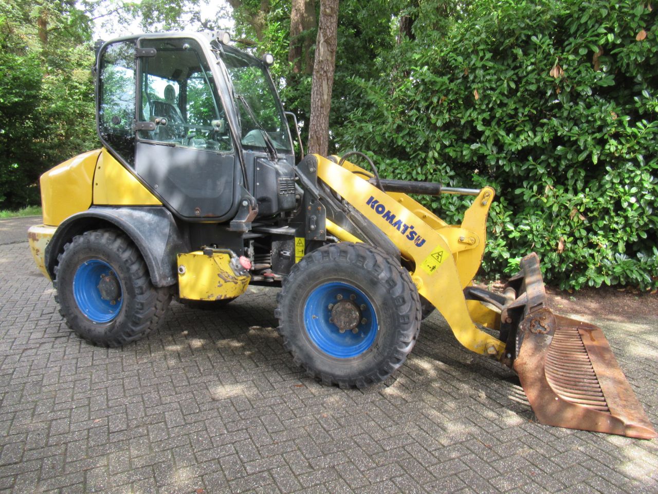 KOMATSI WA80 MET PUINBAK GOEDE BANDEN