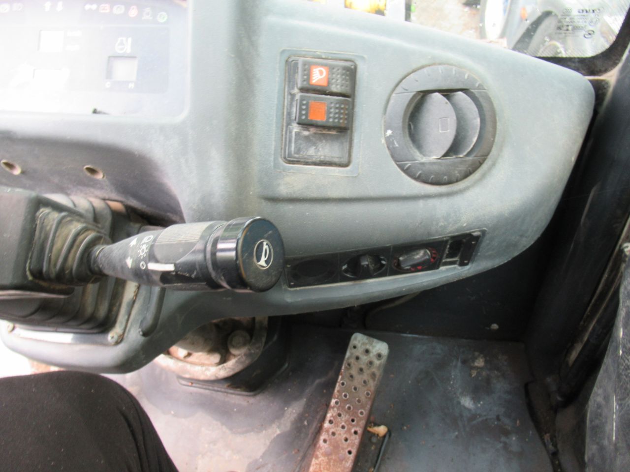 KOMATSI WA80 MET PUINBAK GOEDE BANDEN