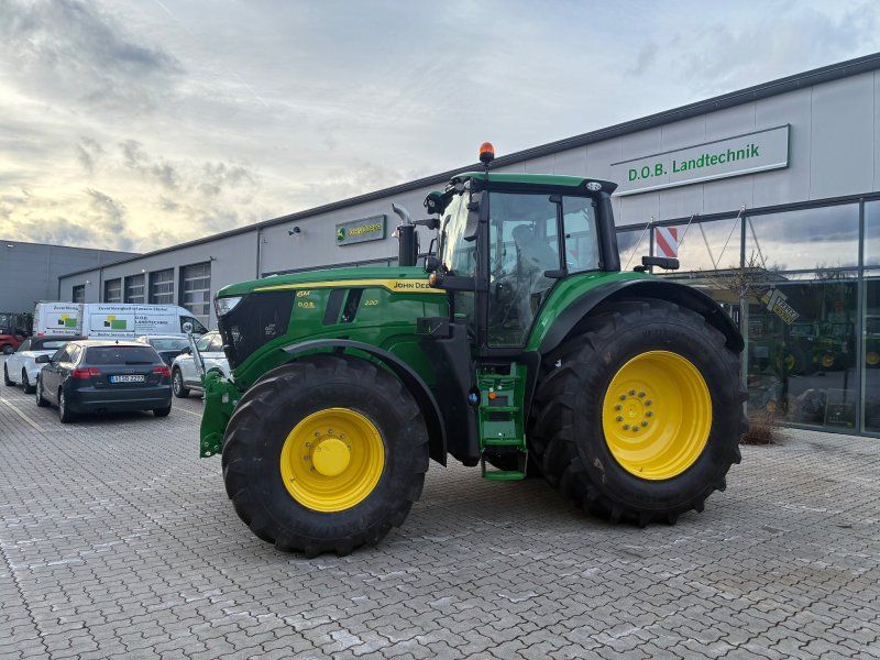 John Deere 6M 220