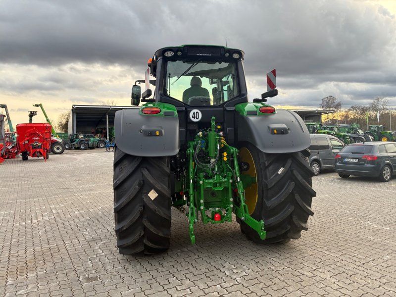 John Deere 6M 220