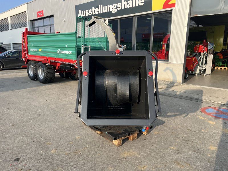 Fliegl Big mit hydraulischen Einzug