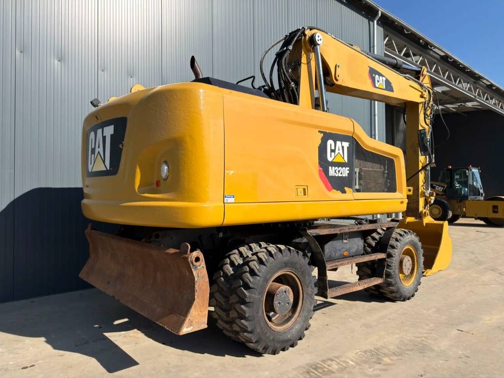 CAT M320F