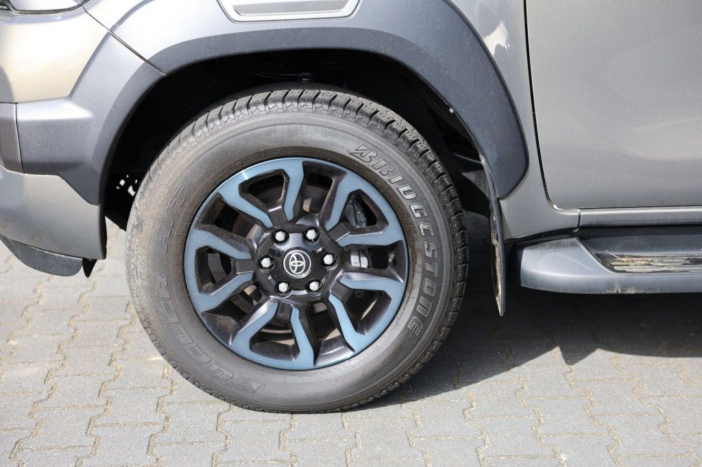 Toyota Hilux 2.8 D-4D X-TRA CAB INVINCIBLE A/T 4WD VAN ( INCL. DIV. ASS. )