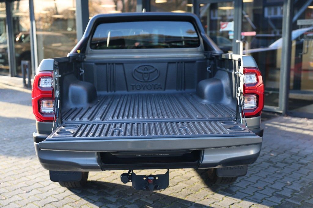 Toyota Hilux 2.8 D-4D X-TRA CAB INVINCIBLE A/T 4WD VAN ( INCL. DIV. ASS. )