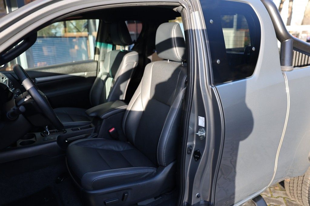 Toyota Hilux 2.8 D-4D X-TRA CAB INVINCIBLE A/T 4WD VAN ( INCL. DIV. ASS. )