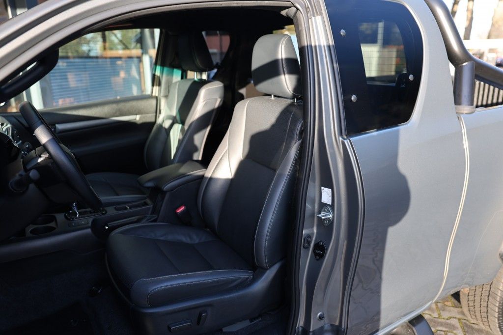 Toyota Hilux 2.8 D-4D X-TRA CAB INVINCIBLE A/T 4WD VAN ( INCL. DIV. ASS. )