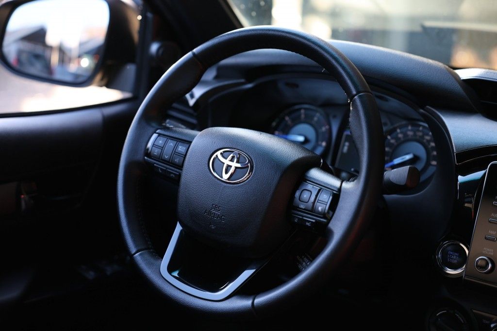 Toyota Hilux 2.8 D-4D X-TRA CAB INVINCIBLE A/T 4WD VAN ( INCL. DIV. ASS. )