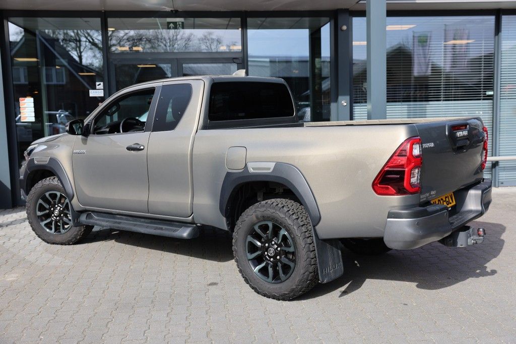 Toyota Hilux 2.8 D-4D X-TRA CAB INVINCIBLE A/T 4WD VAN