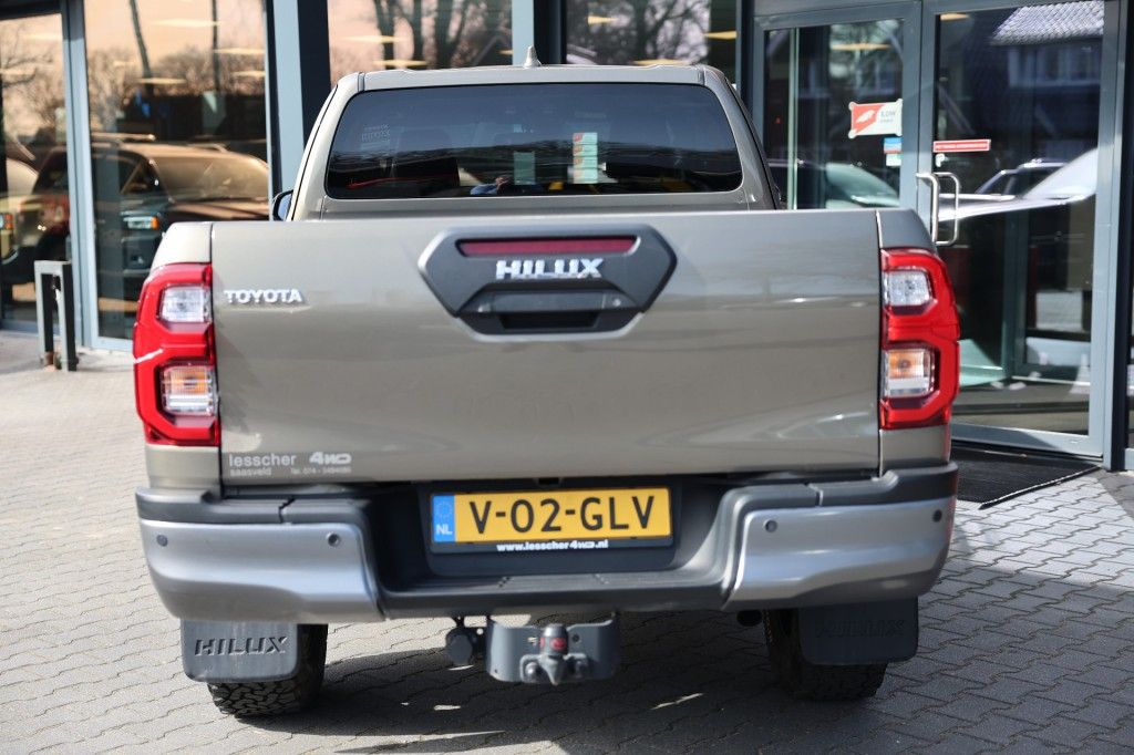 Toyota Hilux 2.8 D-4D X-TRA CAB INVINCIBLE A/T 4WD VAN
