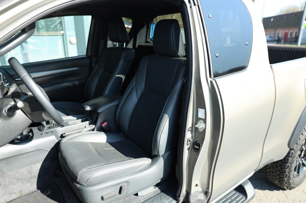 Toyota Hilux 2.8 D-4D X-TRA CAB INVINCIBLE A/T 4WD VAN