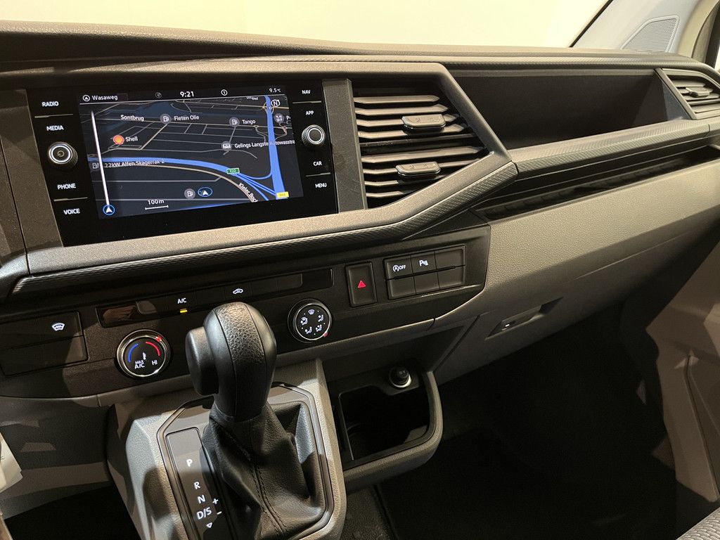 Volkswagen Transporter 2.0 TDI L2H1 150 PK Automaat Servicebus / Sortimo Inrichting / Euro 6 / Airco / Cruise Control / Camera / CarPlay / Navigatie / 3-Zits