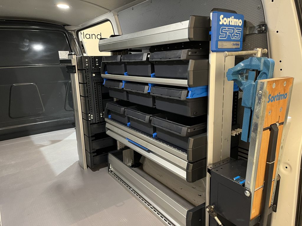 Volkswagen Transporter 2.0 TDI L2H1 150 PK Automaat Servicebus / Sortimo Inrichting / Euro 6 / Airco / Cruise Control / Camera / CarPlay / Navigatie / 3-Zits