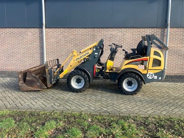 Gebruikte MUSTANG 306 kniklader met gewicht van 2400 kgs