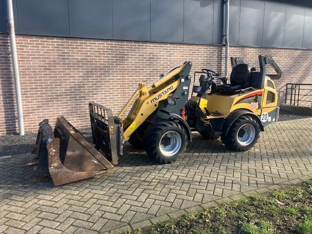 Gebruikte MUSTANG 306 kniklader met gewicht van 2400 kgs