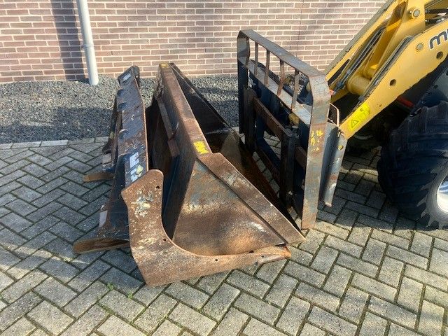 Gebruikte MUSTANG 306 kniklader met gewicht van 2400 kgs