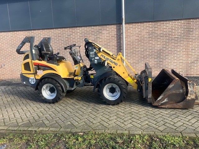 Gebruikte MUSTANG 306 kniklader met gewicht van 2400 kgs