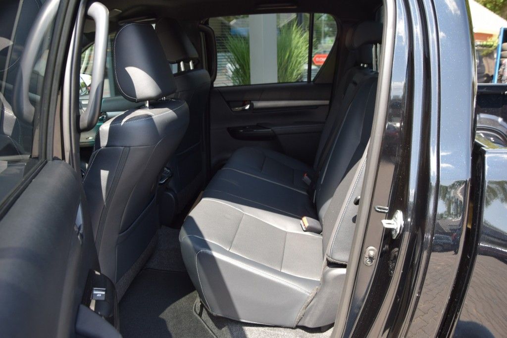 Toyota Hilux 2.8 D-4D DUBBEL CABIN 48V HYBRIDE INVINCIBLE A/T 4WD