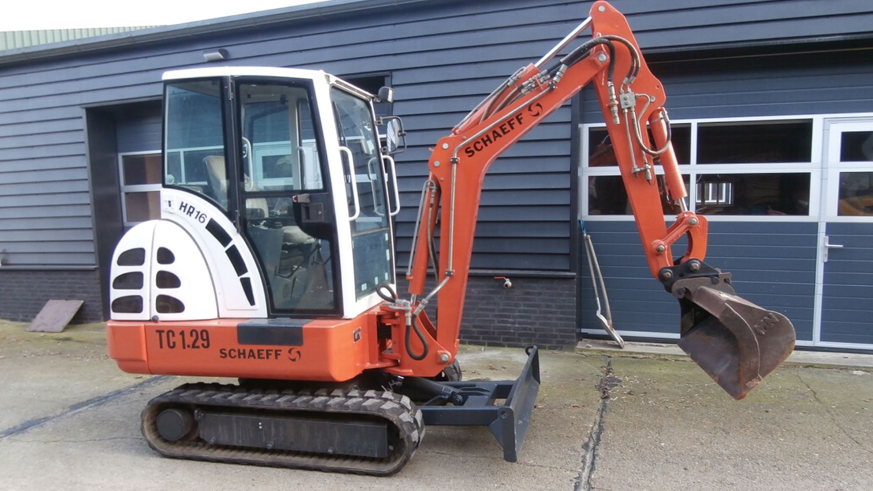 Minigraver Schaeff HR 16 met 1920 uren