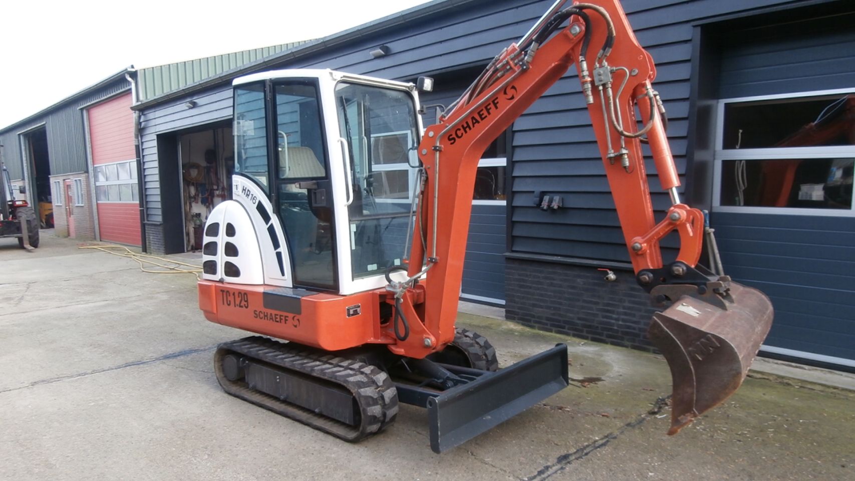Minigraver Schaeff HR 16 met 1920 uren