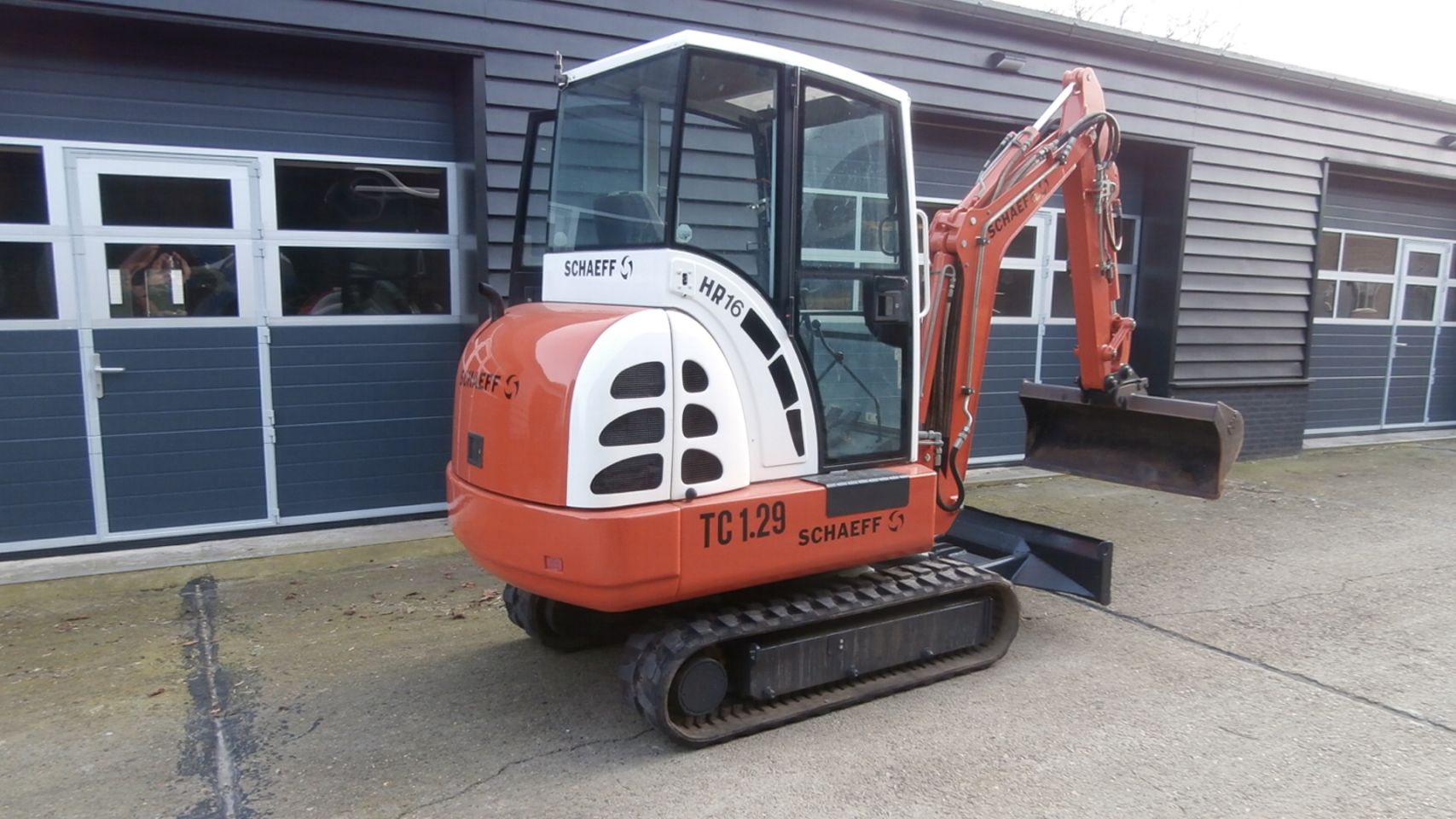 Minigraver Schaeff HR 16 met 1920 uren