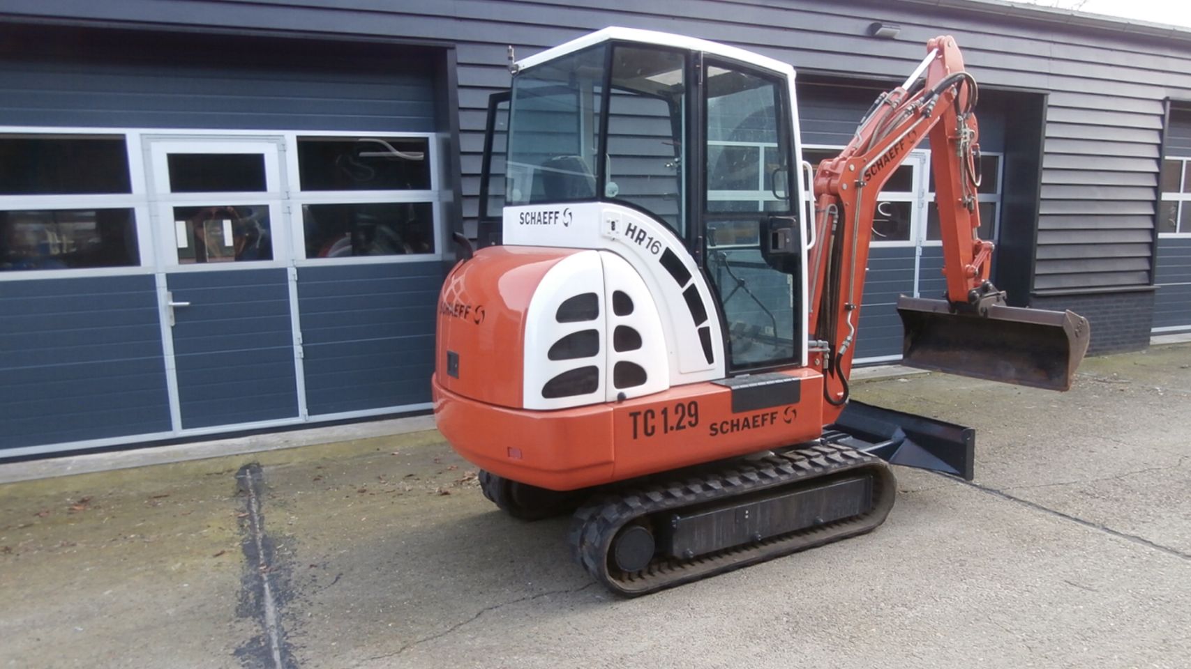 Minigraver Schaeff HR 16 met 1920 uren