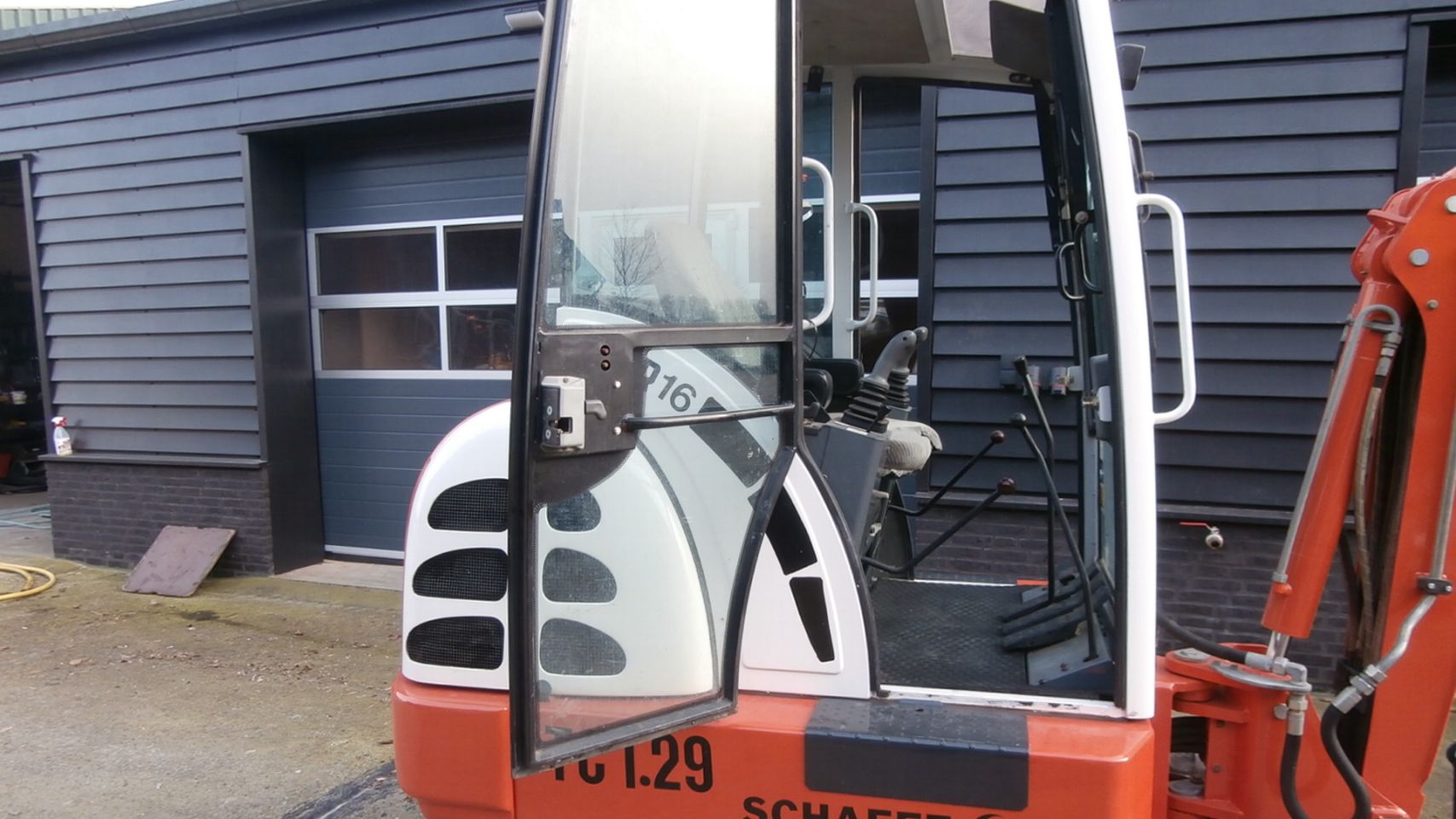 Minigraver Schaeff HR 16 met 1920 uren