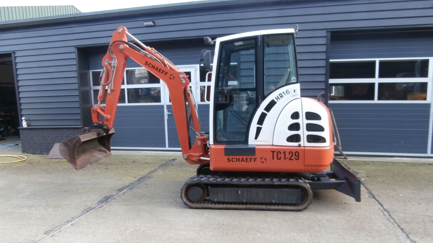 Minigraver Schaeff HR 16 met 1920 uren