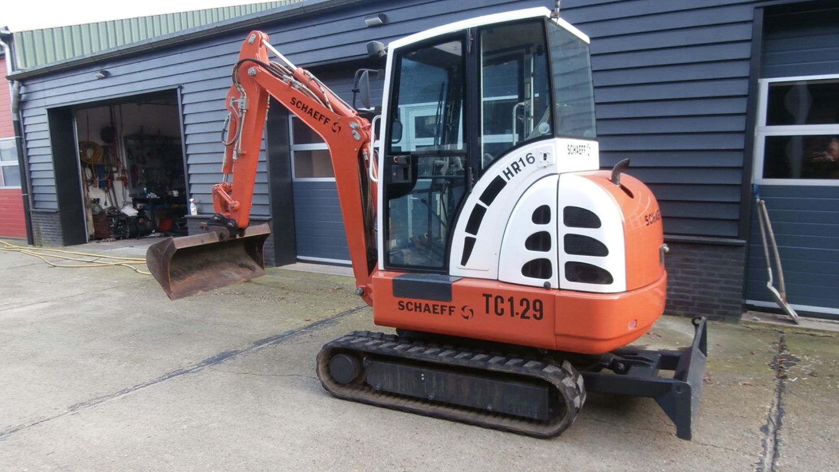 Minigraver Schaeff HR 16 met 1920 uren