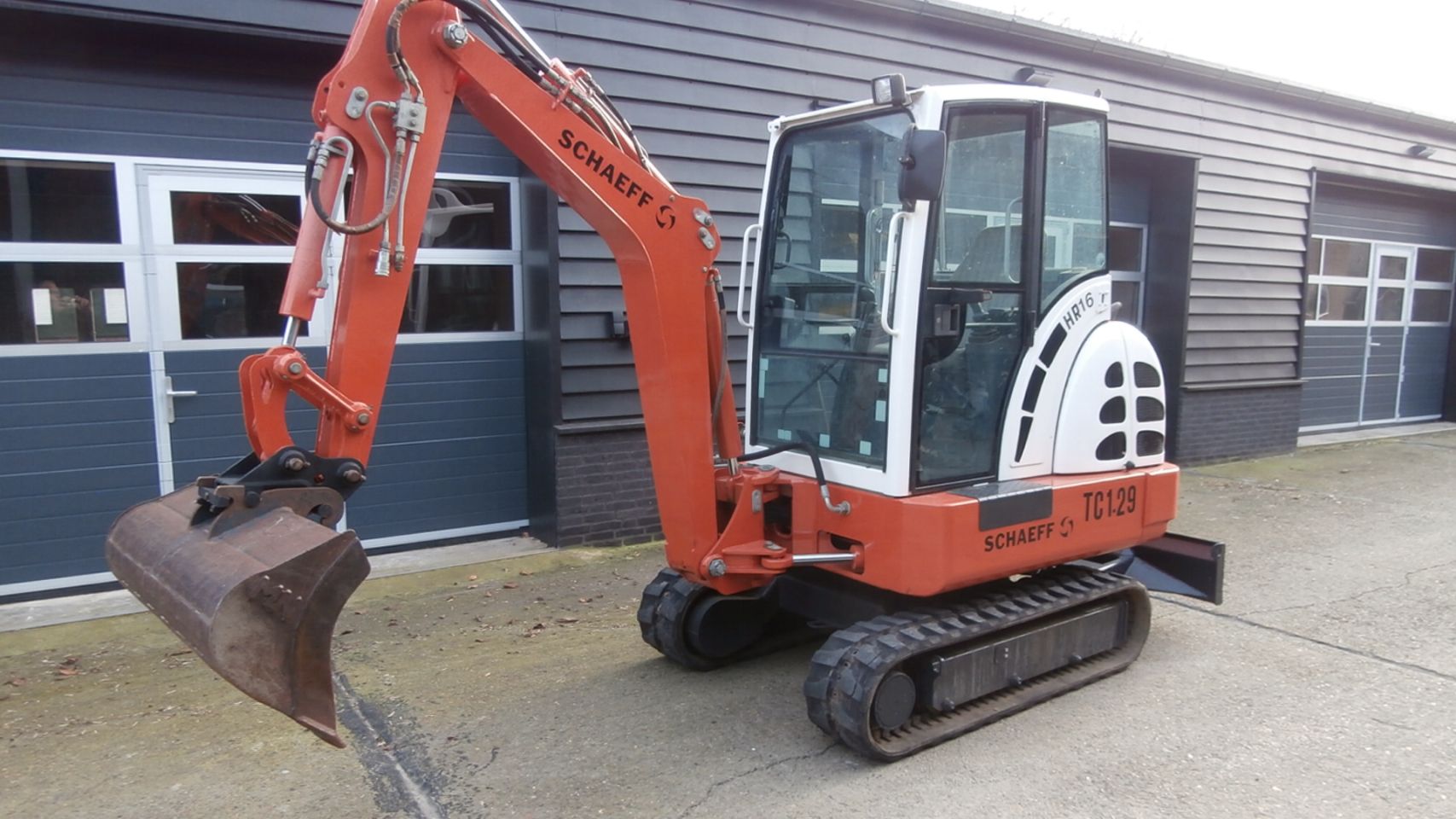 Minigraver Schaeff HR 16 met 1920 uren