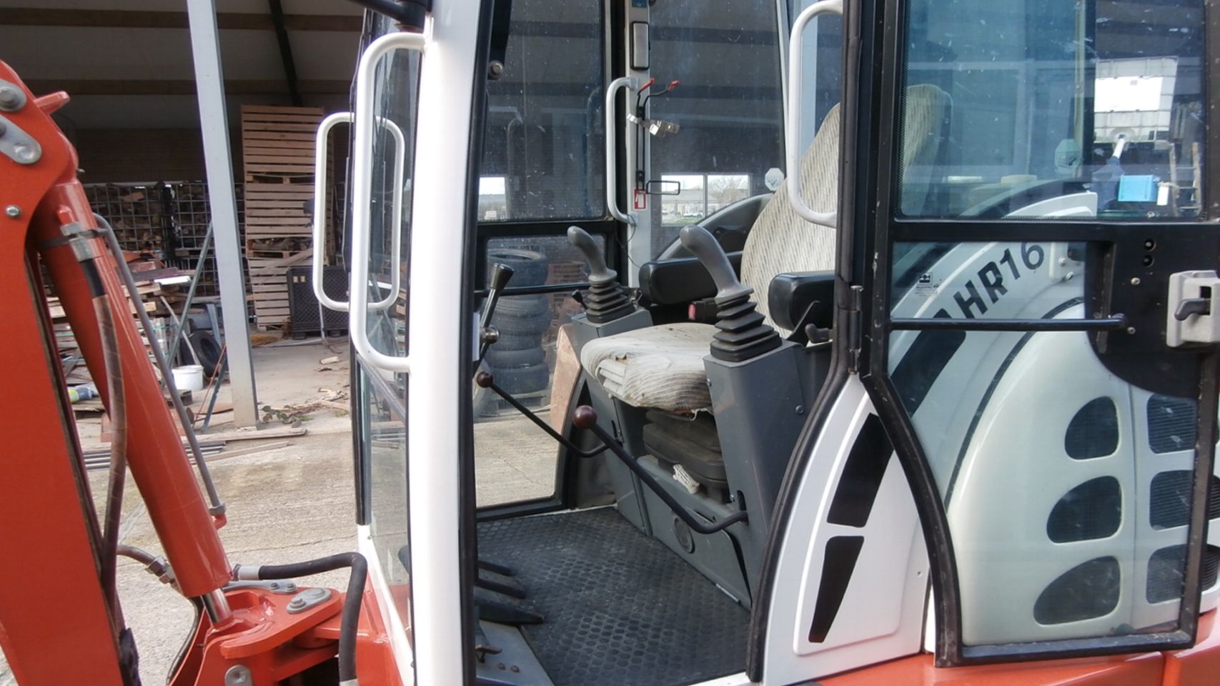 Minigraver Schaeff HR 16 met 1920 uren