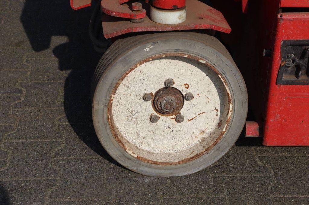 JLG 2658-E3 Electric Scissor Lift 9.9m 2002