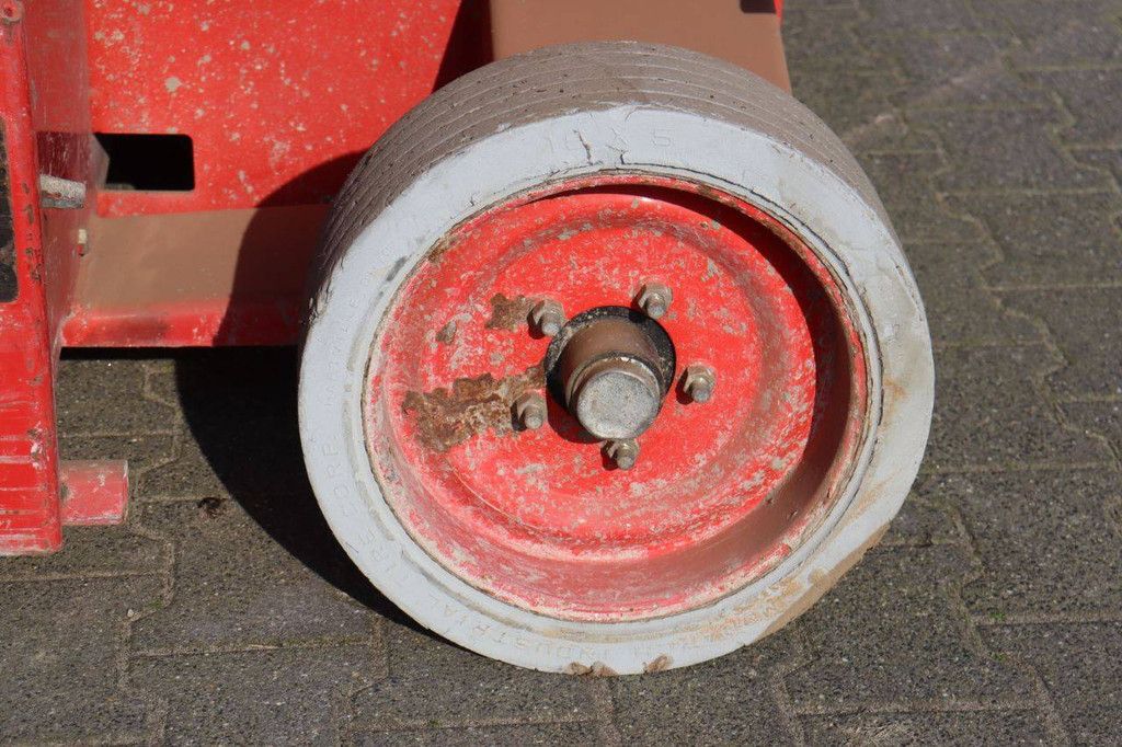 JLG 2658-E3 Electric Scissor Lift 9.9m 2002