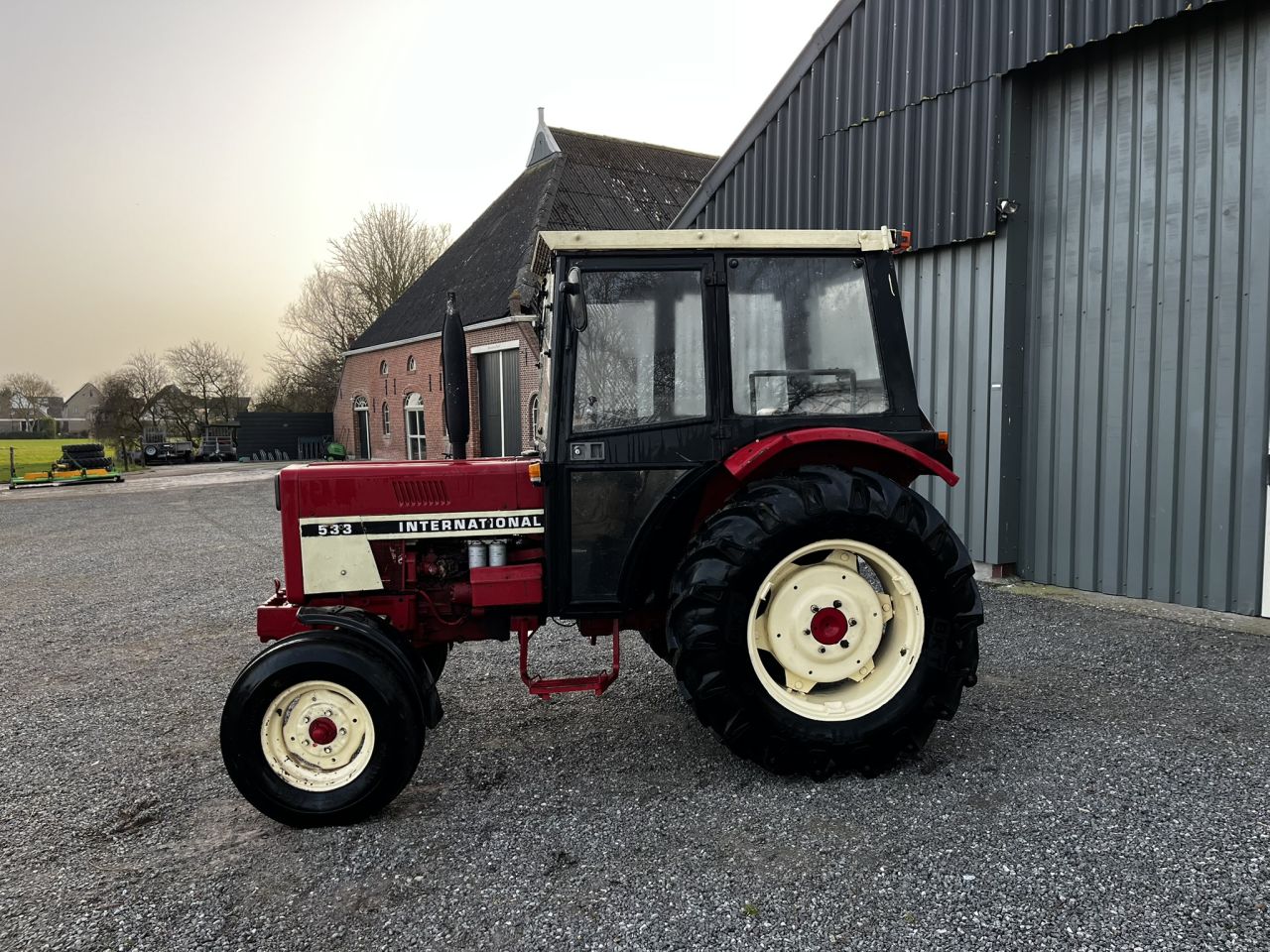 International 533 met cabine Marge