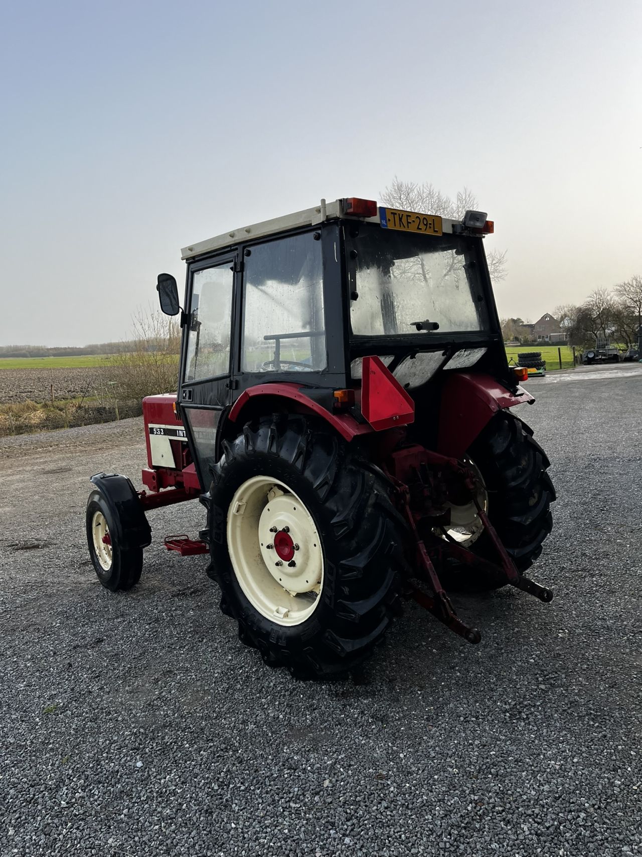 International 533 met cabine Marge