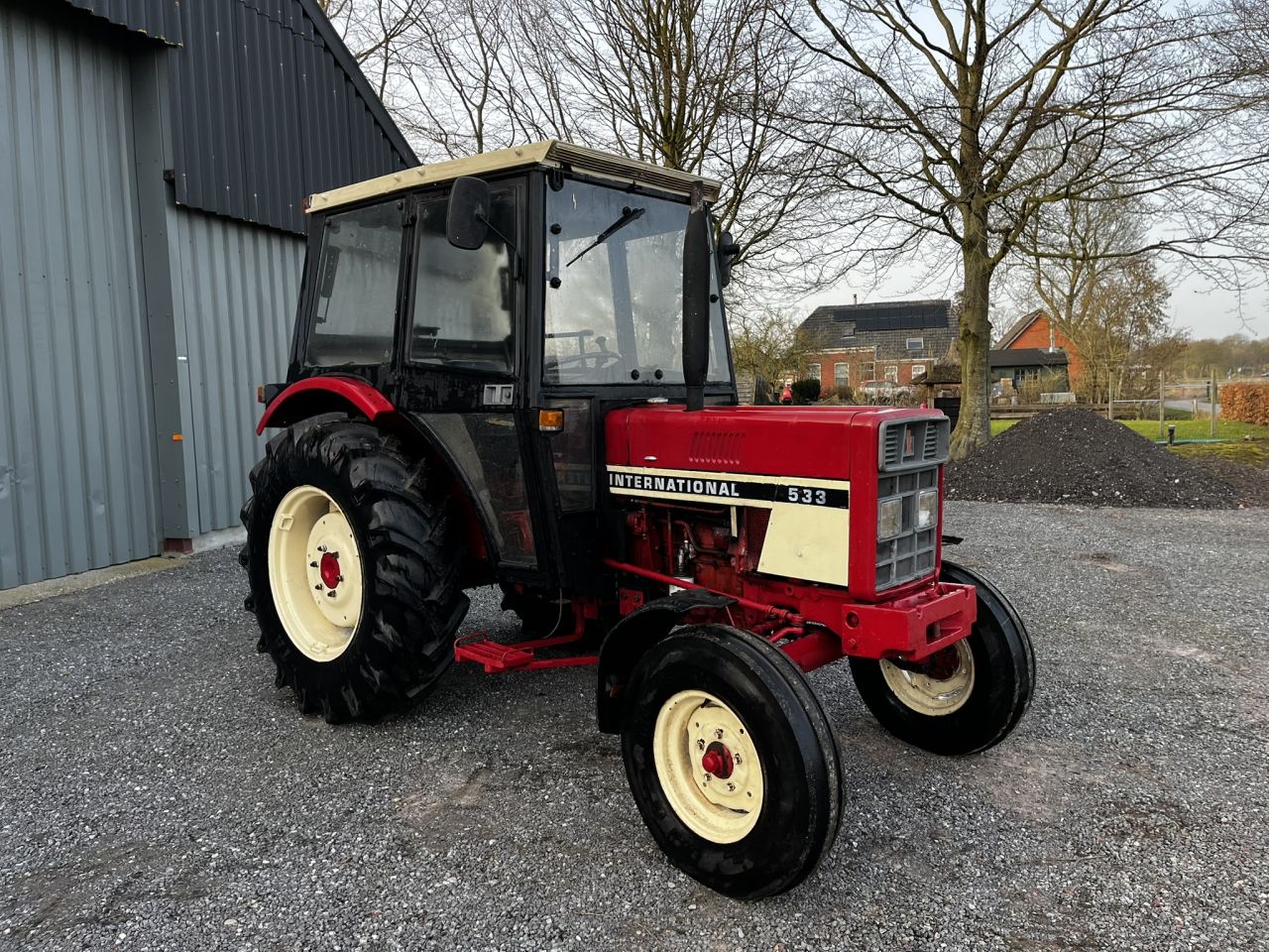 International 533 met cabine Marge