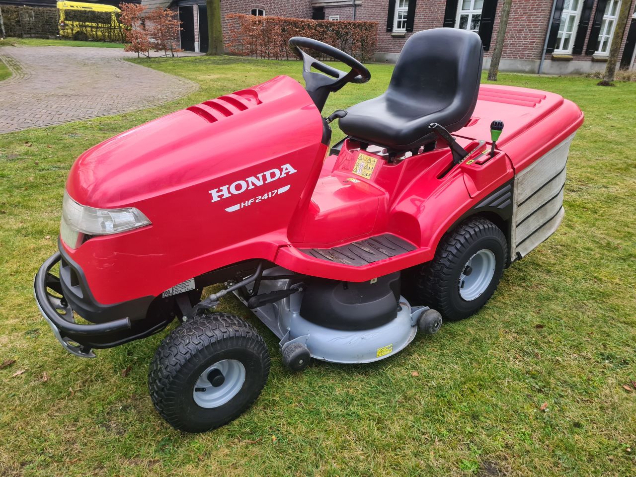 Grote voorraad gebruikte in orde gemaakte zitmaaiers.