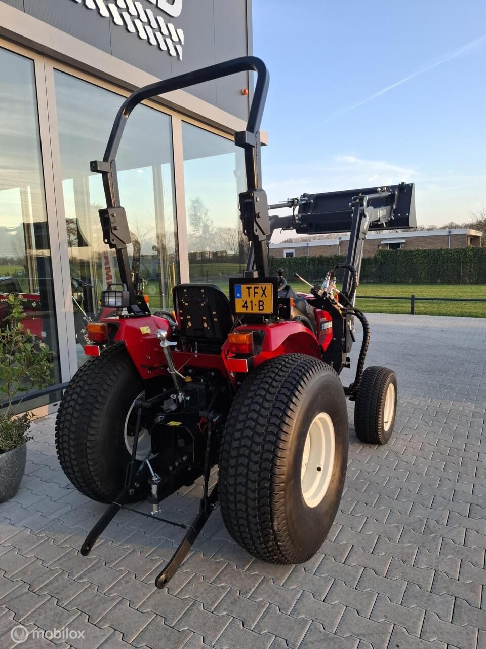 Gebruikte Shibaura ST 330 compact tractor 30 pk voorlader