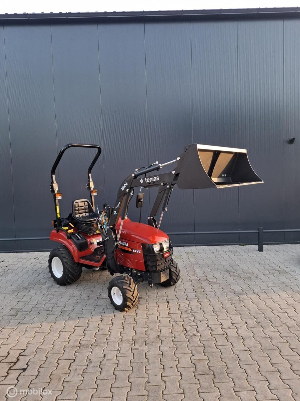 Jong gebruikte Shibaura SX 24 mini tractor met voorlader