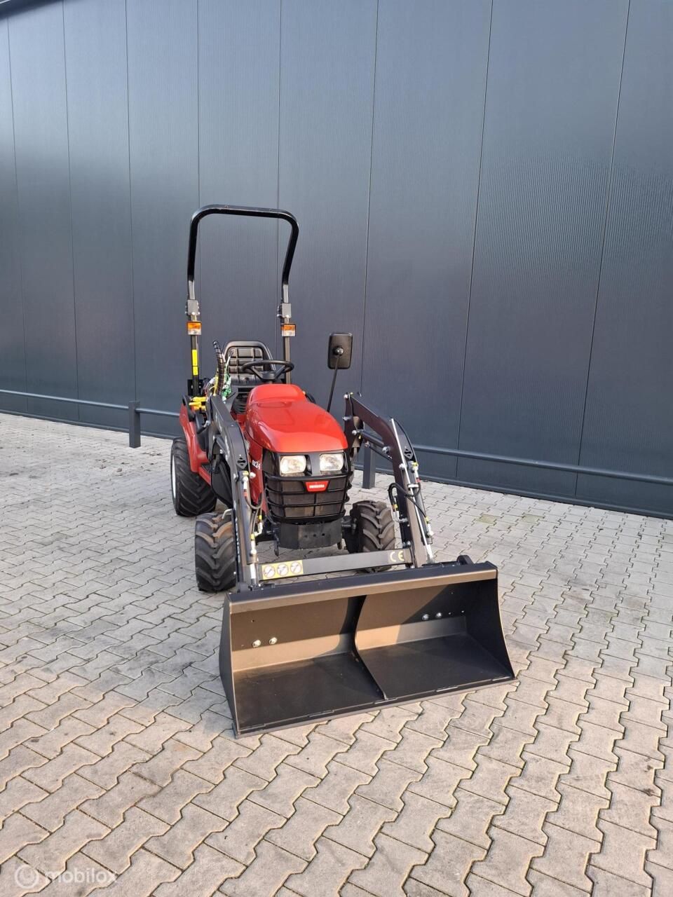 Jong gebruikte Shibaura SX 24 mini tractor met voorlader