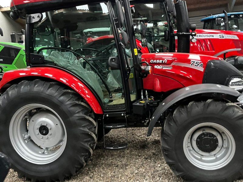 Case IH Farmall 75 A Med frontlift og vendegear og brede hjul.