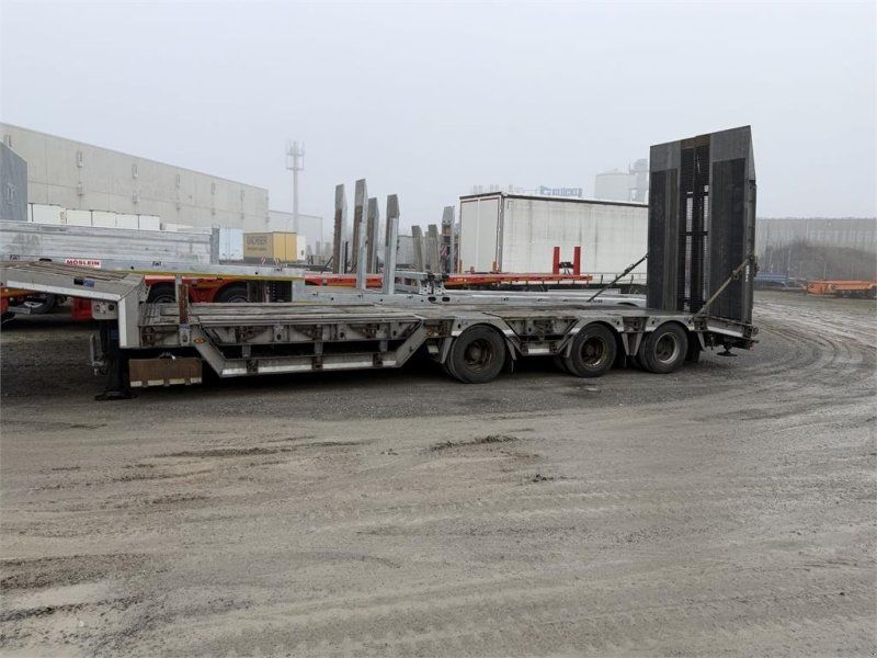 Humbaur HTS30 3 Achs Sattel mit Radmulden