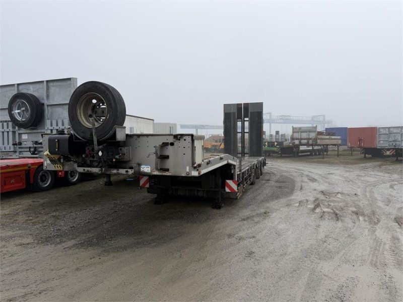 Humbaur HTS30 3 Achs Sattel mit Radmulden