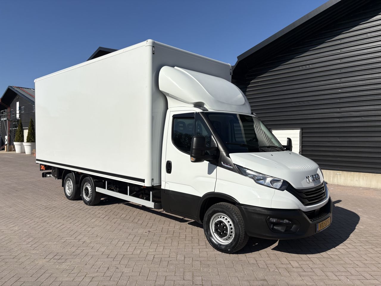 Be trekker Iveco Daily 35S18 Clixtar met laadklep 1000 kg (15 N1