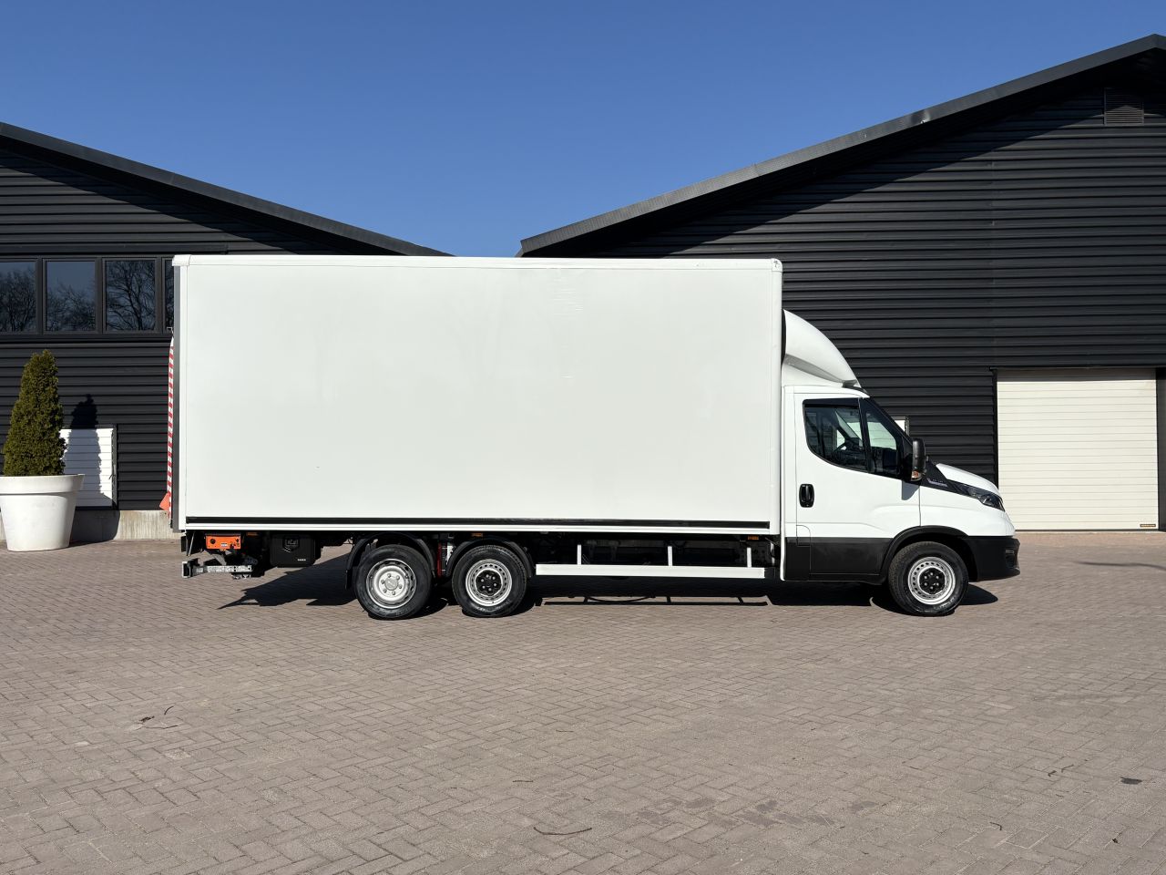 Be trekker Iveco Daily 35S18 Clixtar met laadklep 1000 kg (15 N1