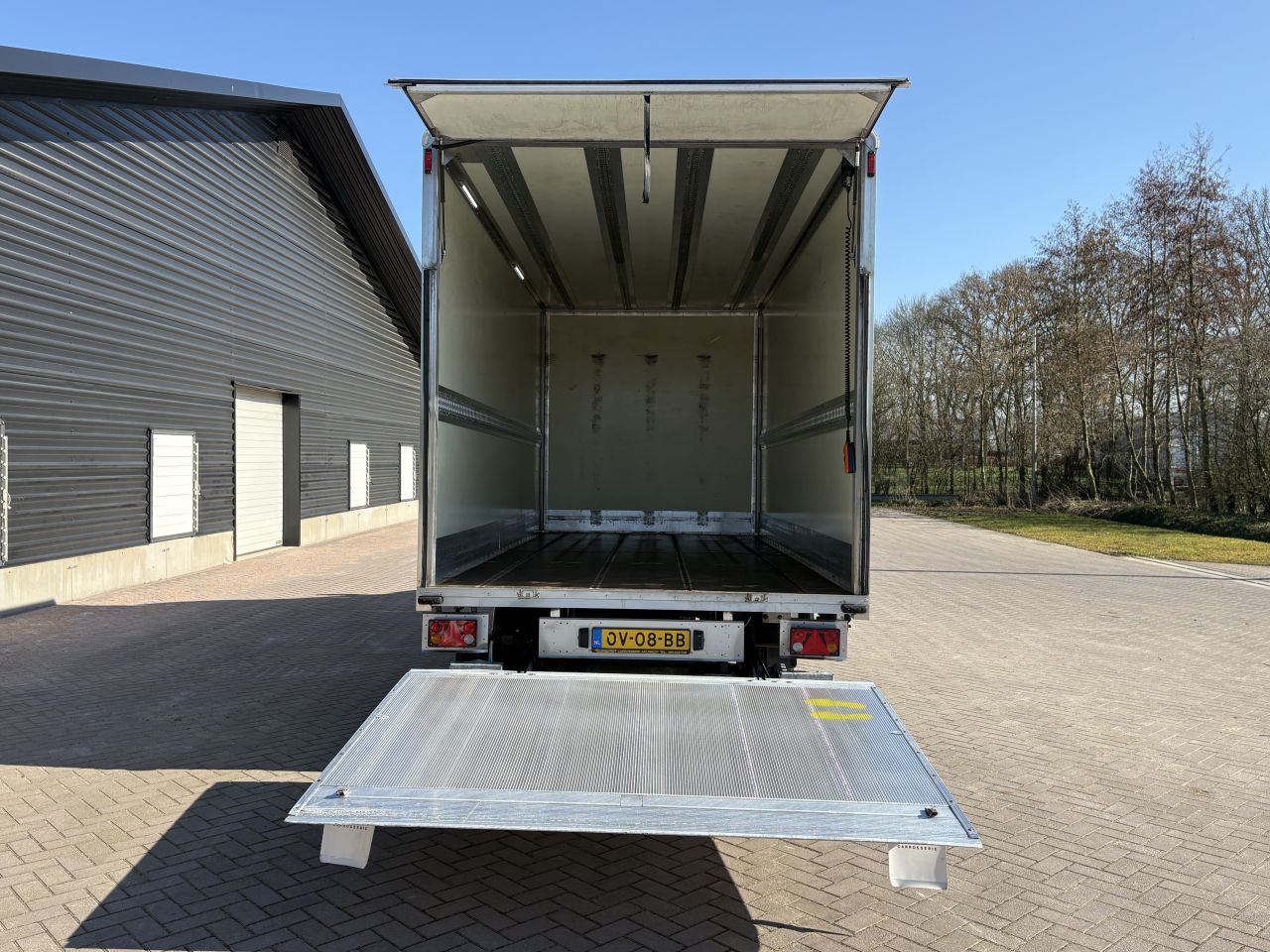 Be trekker Iveco Daily 35S18 Clixtar met laadklep 1000 kg (15 N1